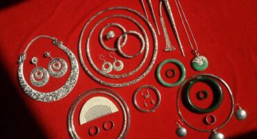 Trang sức bạc trong tín ngưỡng hầu đồng hầu thánh