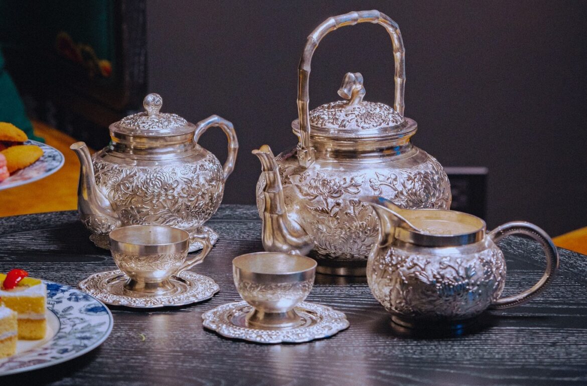 Vì sao nhiều người chọn uống trà bằng ấm bạc ta thay vì sứ?