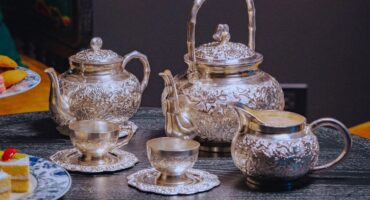 Vì sao nhiều người chọn uống trà bằng ấm bạc ta thay vì sứ?