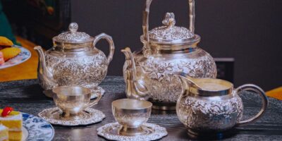 Vì sao nhiều người chọn uống trà bằng ấm bạc ta thay vì sứ?