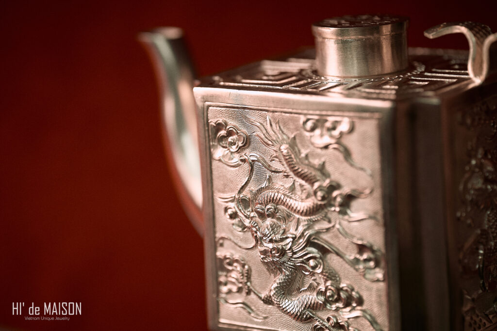 chi tiết hoa văn chạm rồng trên thân ấm bạc