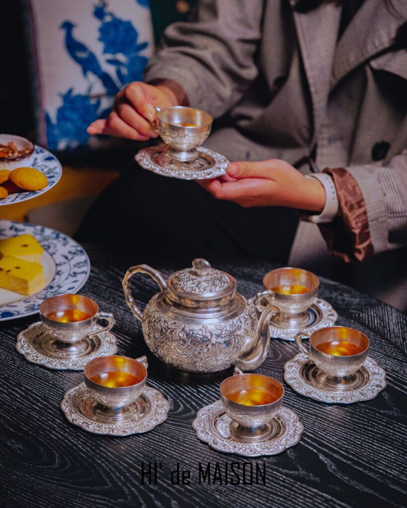 thưởng thức trà từ bộ ấm chén bạc