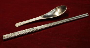 Cách phân biệt đũa bạc thật và giả: Đừng để đũa mạ bạc đánh lừa bạn