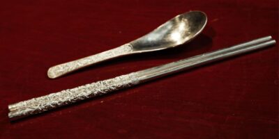 Cách phân biệt đũa bạc thật và giả: Đừng để đũa mạ bạc đánh lừa bạn