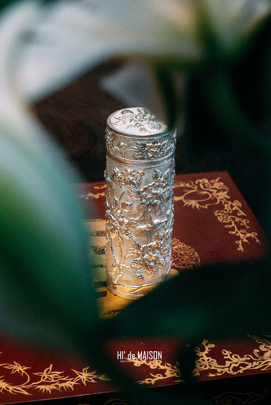 Bình đựng nước bạc S99 chạm hoa mẫu đơn 1