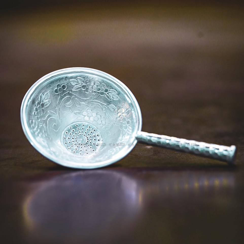 Lọc trà bạc chạm hoa mai