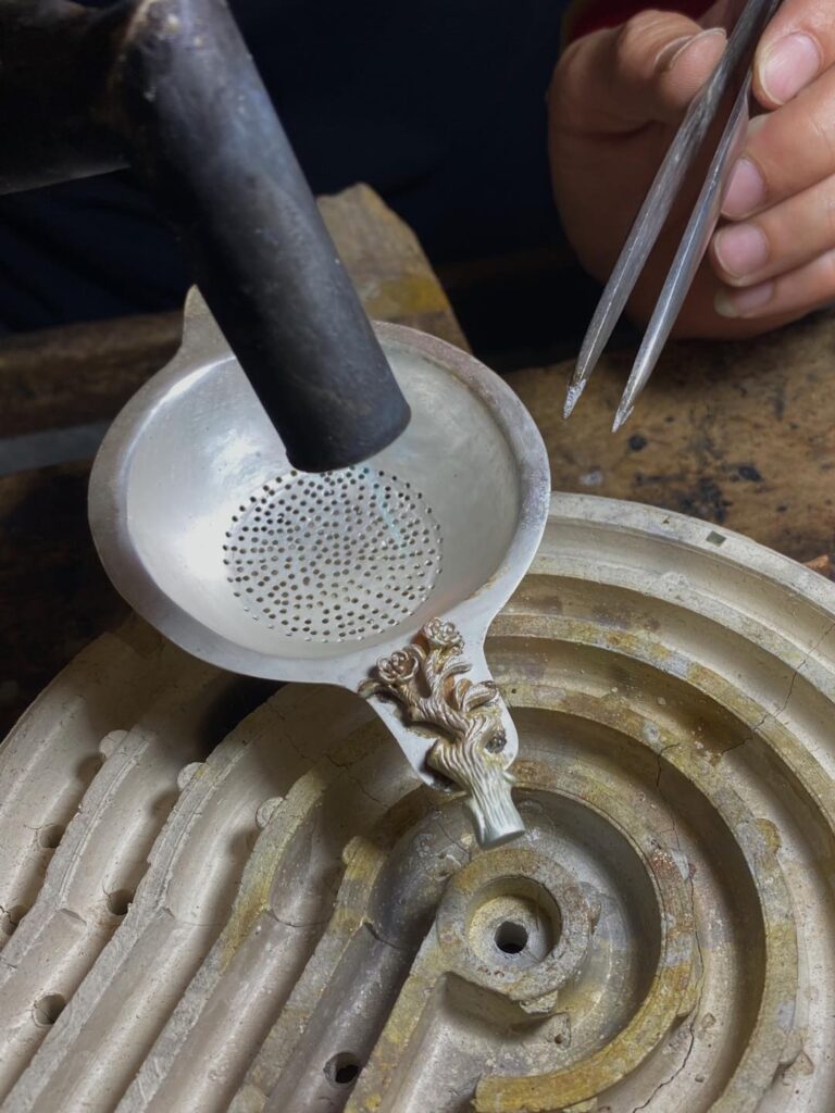 lọc trà bạc chạm hoa đựơc đục tay