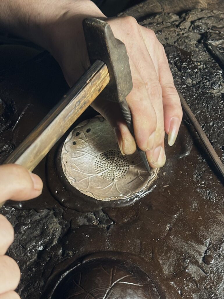 Lọc trà bạc chạm hoa sen