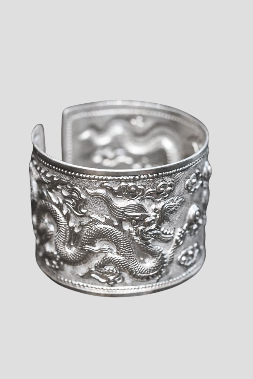 Vòng tay bạc ta bản lớn chạm rồng phượng thời xưa