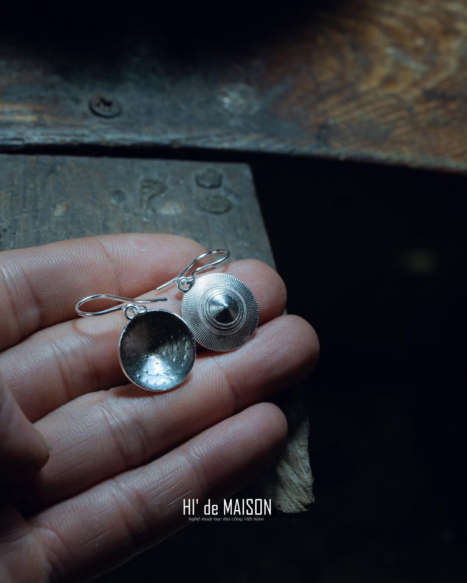 trên tay khuyên tai nón lá tại xưởng hi' de maison