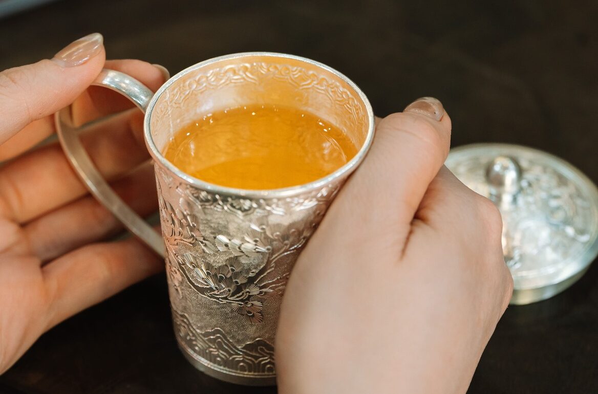 Thưởng trà bằng cốc bạc ngyên chất chạm tùng lộc
