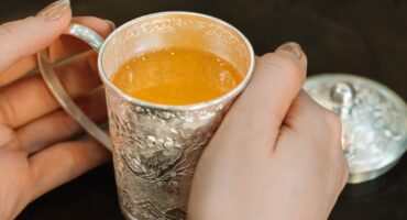 Thưởng trà bằng cốc bạc ngyên chất chạm tùng lộc