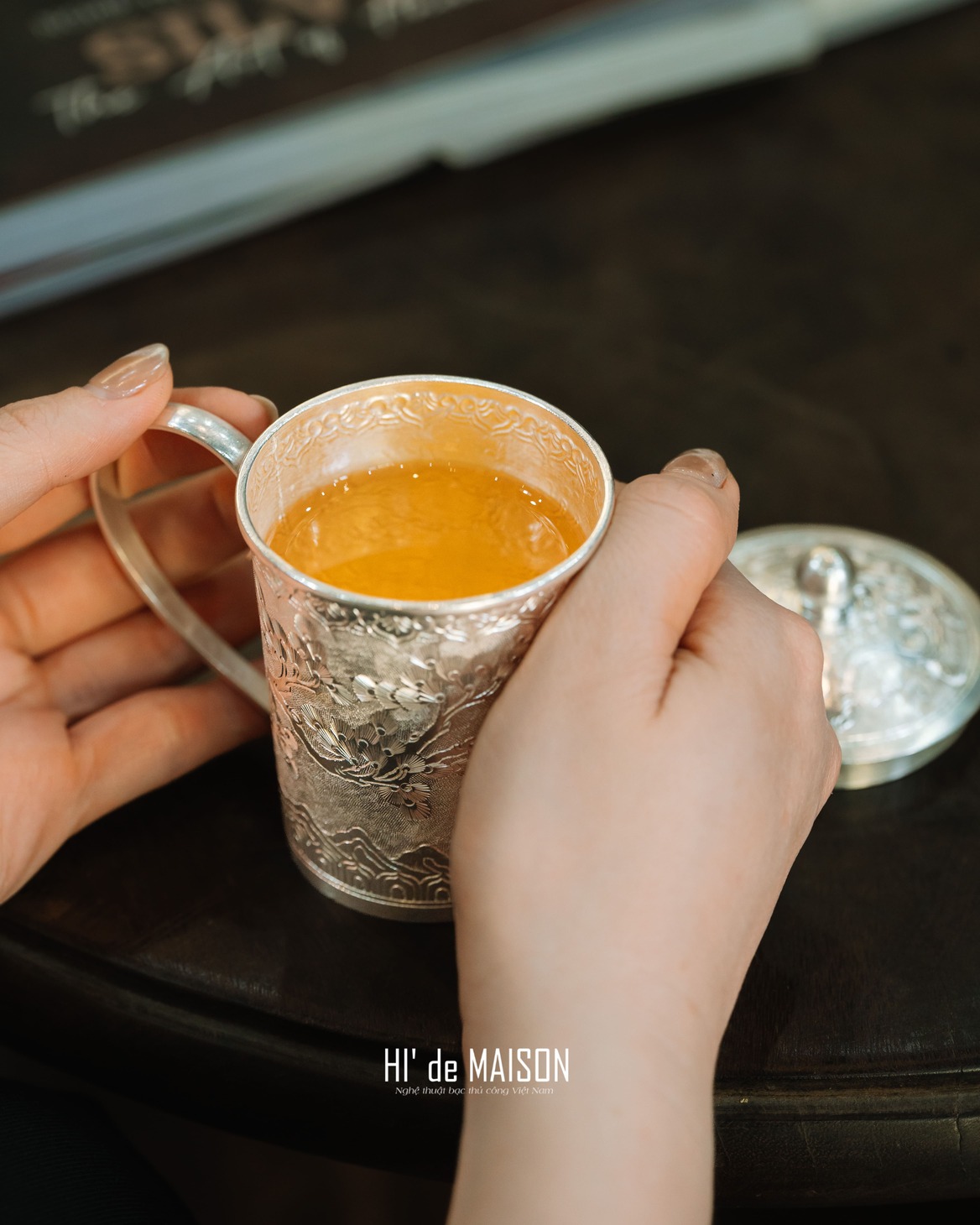 Thưởng trà bằng cốc bạc ngyên chất chạm tùng lộc